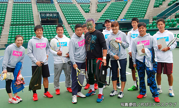 テニストーナメントに出場した死神が大会参加のプロテニスプレーヤーの方々と記念撮影