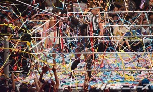 2015-7-4WWE両国_WWEのリングに紙テープが投げ込まれるのは非常にレア