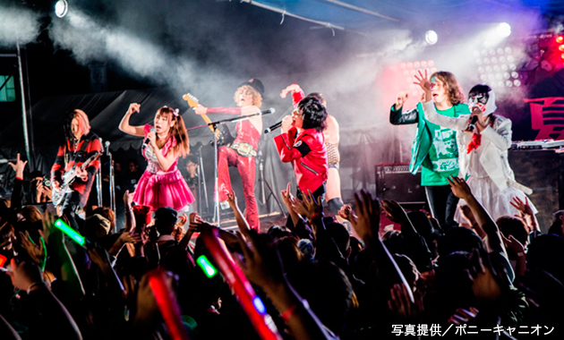 青森での音楽フェス『夏の魔物』でアントンがブラックDPGの機械獣と 