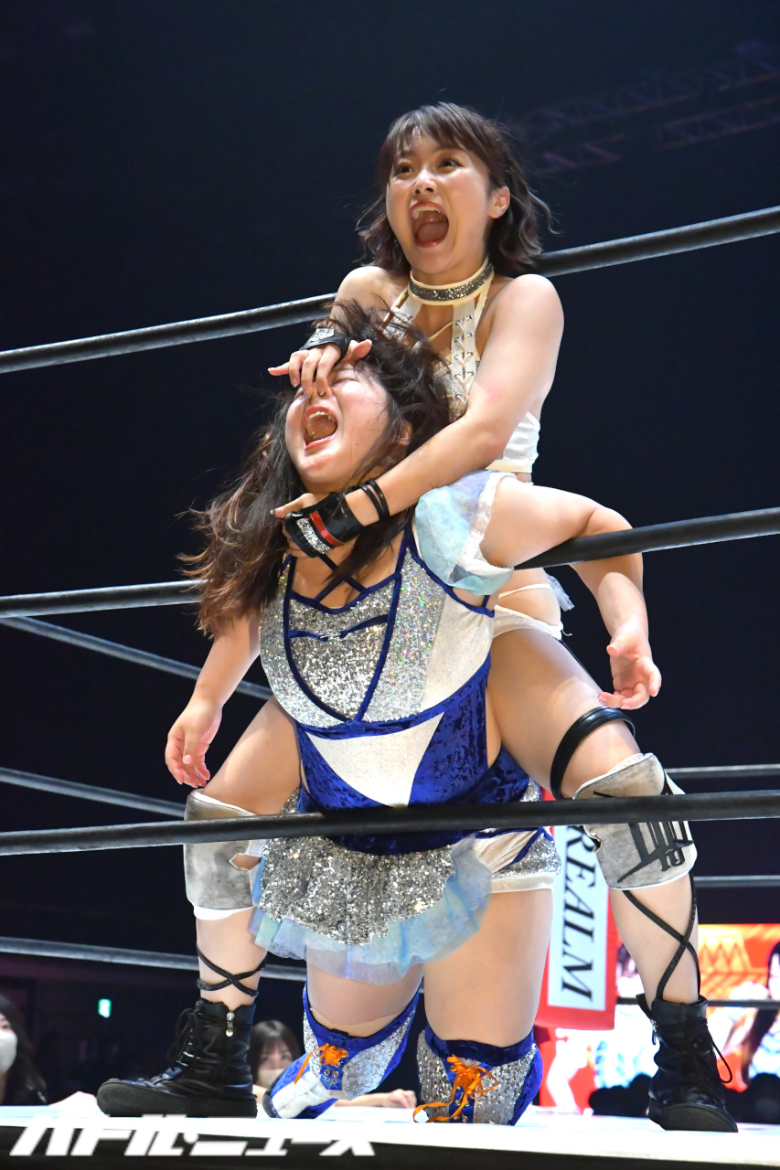 女子 プロレス 鼻 フック